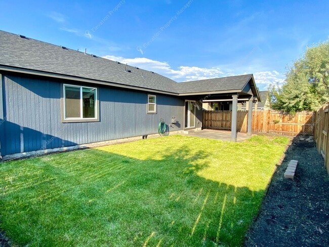 Building Photo - Central Oregon Living: Bright Home with Fi...