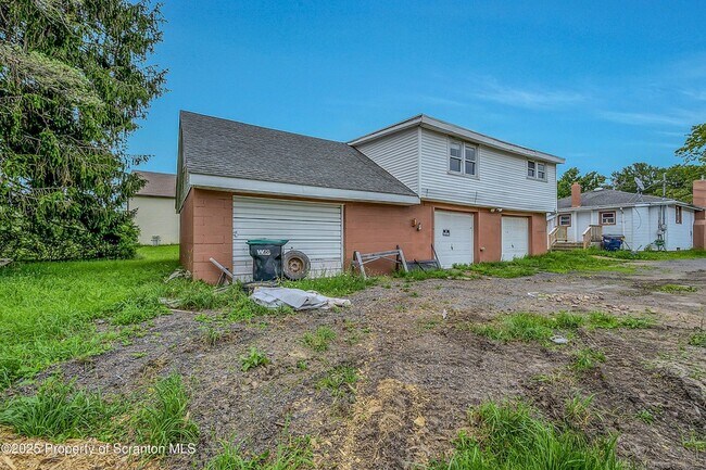 Building Photo - 664 Laurel Dr