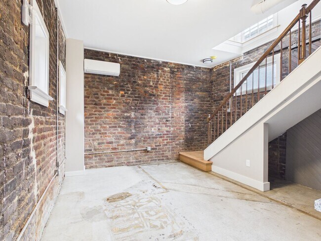 Building Photo - 7 E Franklin St