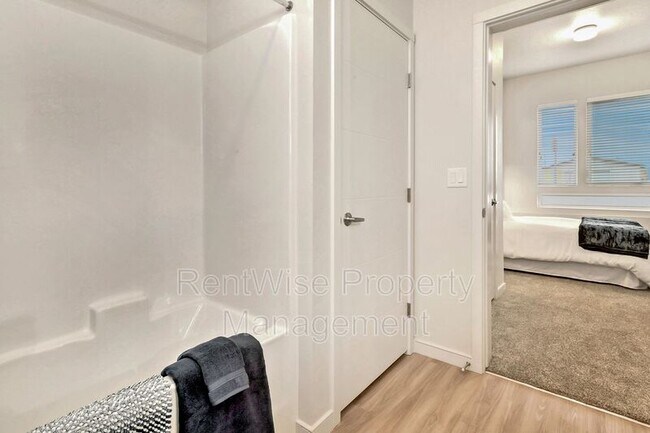 Building Photo - 385 E 42nd St