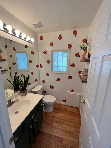 Main - Half Bath - 565 W 40 N