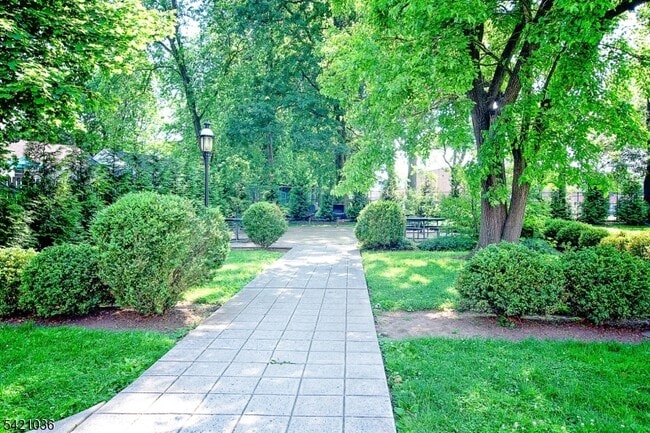 Building Photo - 412 Morris Ave