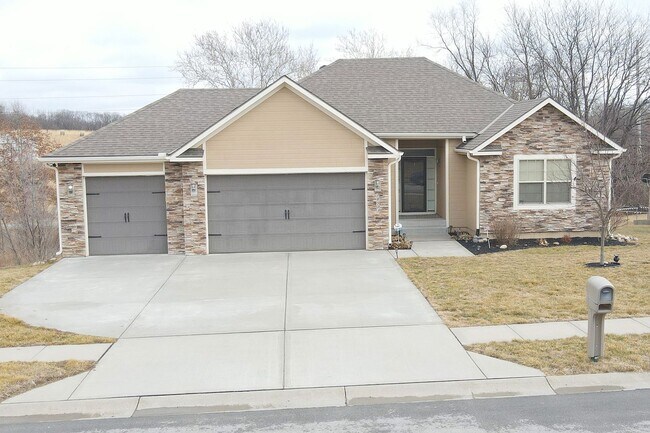 Building Photo - Beautiful 4 Bedroom, 3 Bath, Single Family...