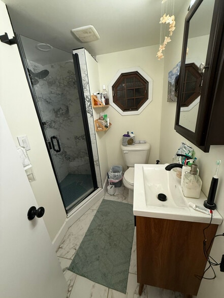 Building Photo - 688 Montrose Ave