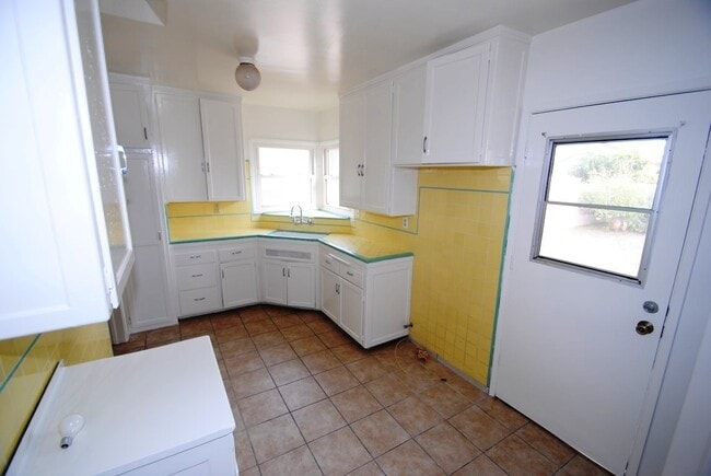 Building Photo - **AVAILABLE TO SEE**  3BR/1BA LAKEWOOD HOME NEAR MALL $3600.00