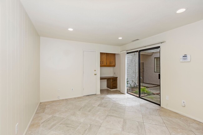 Building Photo - Gorgeous 2 bedroom, 2 bath in the hills ab...