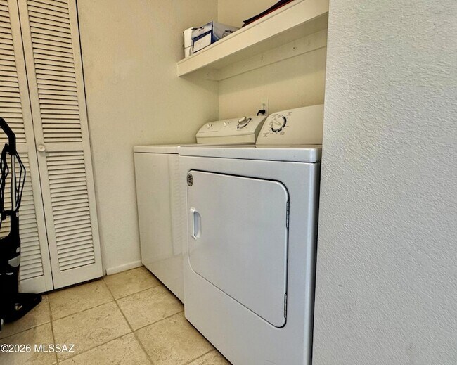 Building Photo - 5051 N Sabino Canyon Rd
