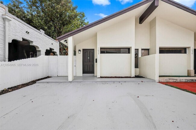 Building Photo - 1632 SW 19th Ter