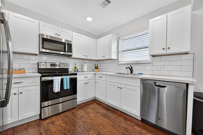 Building Photo - 2212 Rosewood St