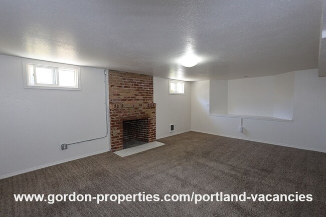 Building Photo - SE 57th Ave - 5 bedroom home with fireplac...