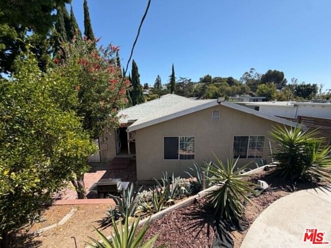 Building Photo - 3283 Kelton Ave