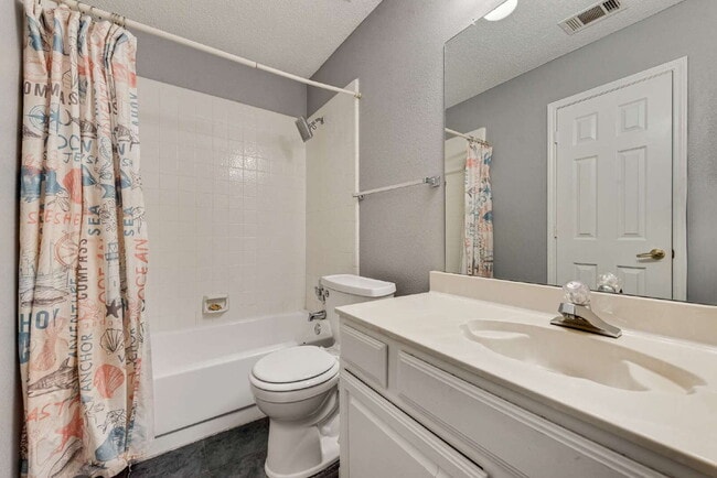 Building Photo - Garden haven 3 bed 2 bath home in H-E-B school district