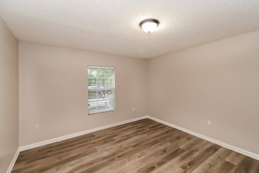 Building Photo - 2140 Thomas Ct