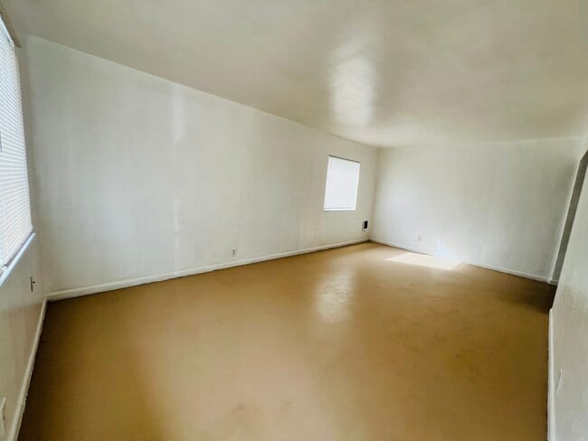 Building Photo - 118 W Birch St