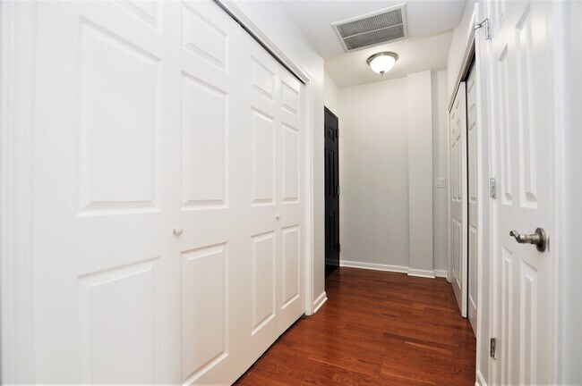 Building Photo - 3000 W Lawrence Ave