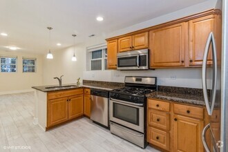 Building Photo - Remodeled 2 apt with great features - Avai...