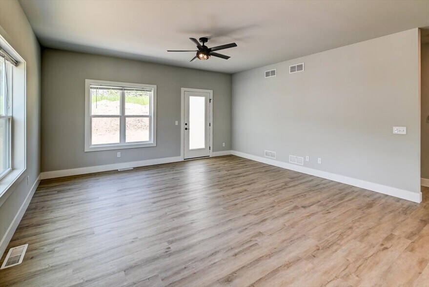 Building Photo - 2940 Blue Grass Dr