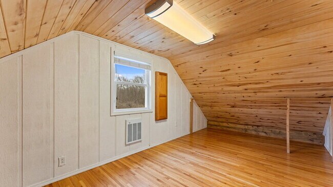 Building Photo - "Charming 2-Bed Home with Scenic Views and...