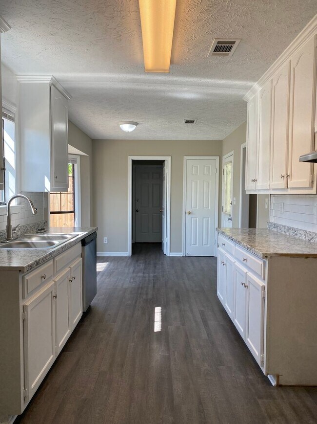 Building Photo - Charming 3-Bedroom Brick Home with Modern ...