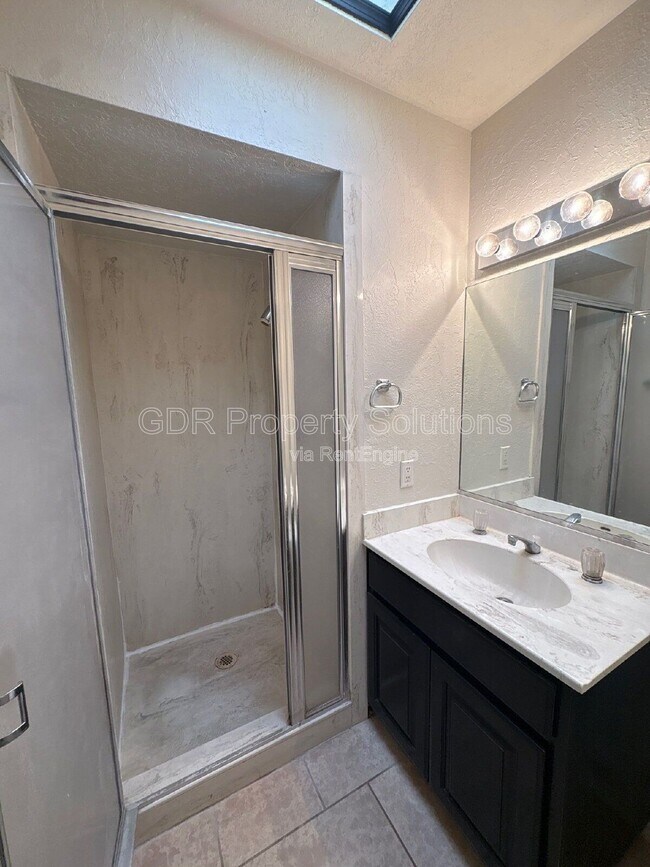 Building Photo - 5828 Elmwood Dr NE