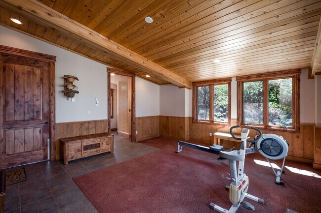 Building Photo - Private Hillside Ranch Home Available Wint...