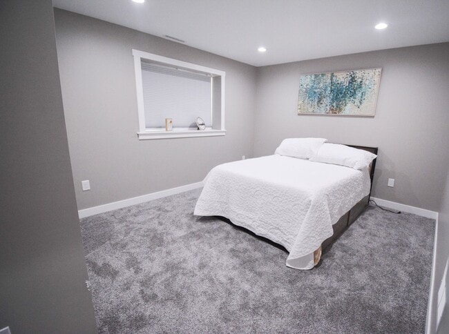 Building Photo - 5 Bed | 3 Bath | Luxury Living at Its Finest