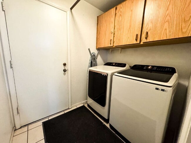 Building Photo - "Charming 3-Bed Oasis with 2 Baths and 170...