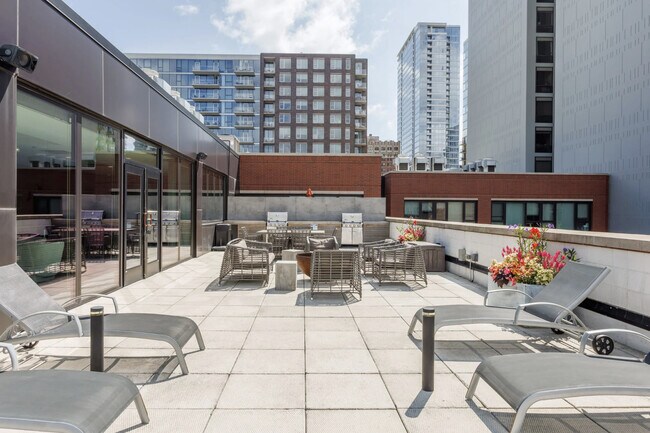 Building Photo - 211 W Scott St