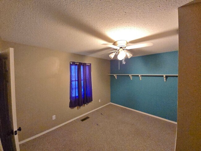 Building Photo - 5 Bedroom, 2 Bath