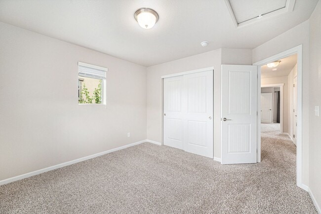 Building Photo - Stunning Solterra Townhome with Spacious B...