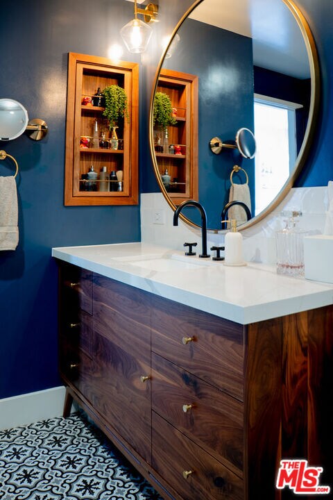 Building Photo - 460 S Spring St