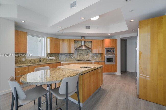 Building Photo - 16051 Collins Ave