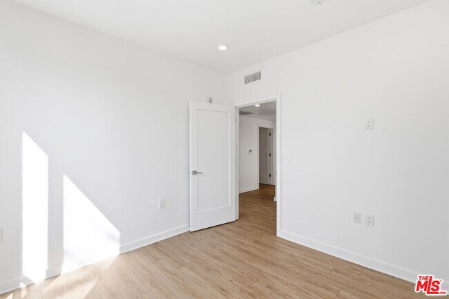 Building Photo - 11408 W Sarah St