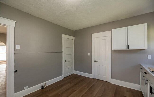 Building Photo - 353 S Maple St