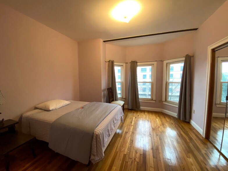 Building Photo - 1031 Tremont St