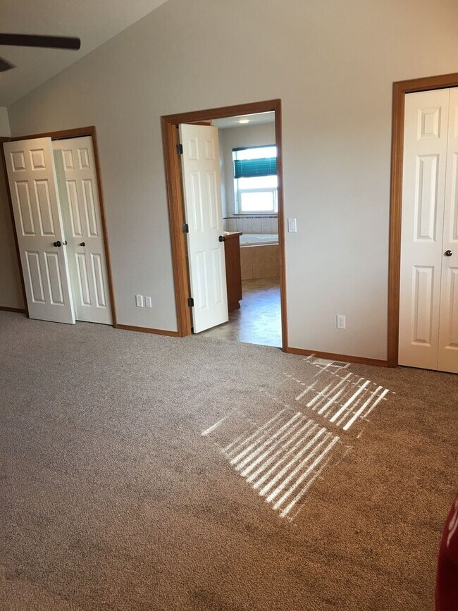 Building Photo - Large 4 bedroom house that is Pet Friendly!