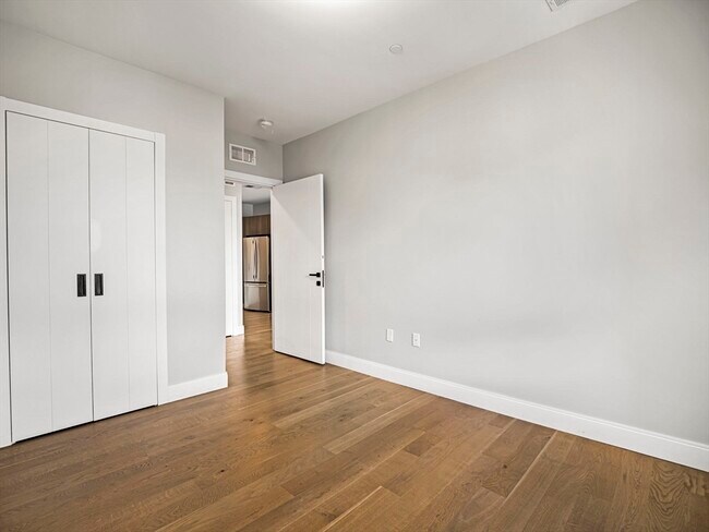 Building Photo - 9 Central St