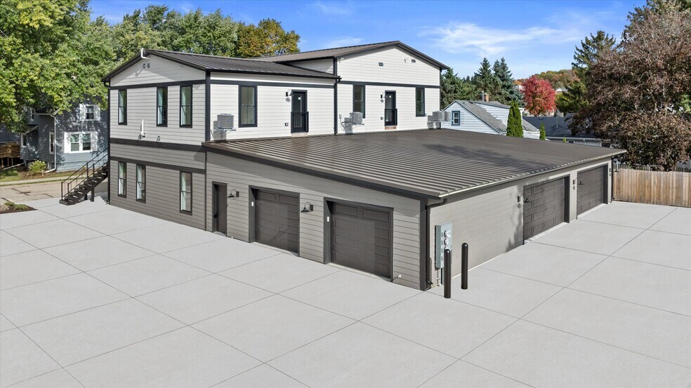 Building Photo - 308 Oak St