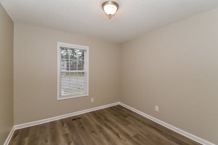 Building Photo - 625 Meadows Ct