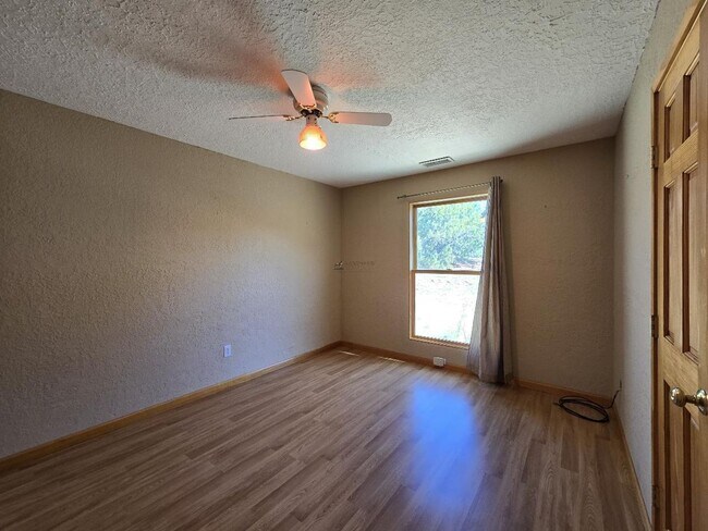Building Photo - 8 Ute Ln