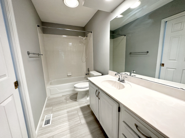 Building Photo - Elegant 4-Bedroom Home in Beautiful Lake S...