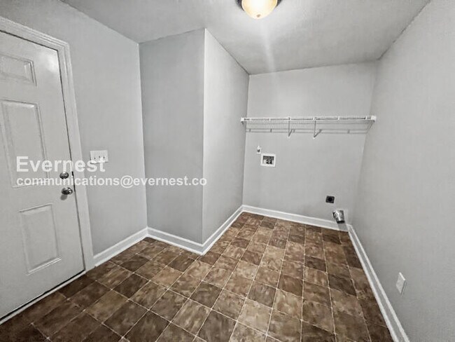 Building Photo - 3 Bed, 2 Bath Home with Fenced Yard & Garage / Pet-Friendly / Available Now!