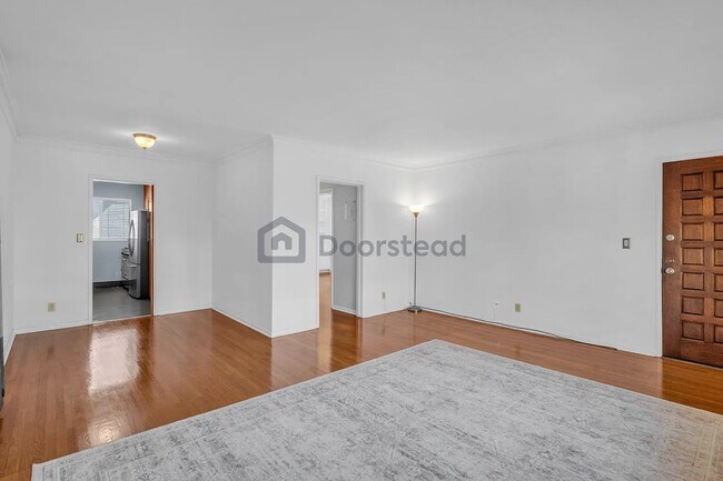 Building Photo - 1615 N Laurel Ave