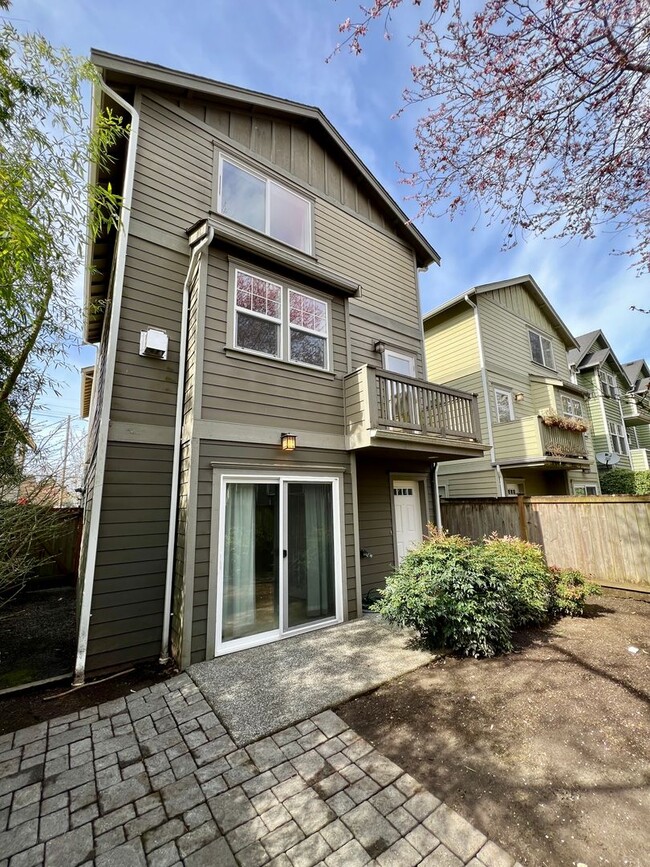 Building Photo - Spacious Greenwood townhouse - Available now!