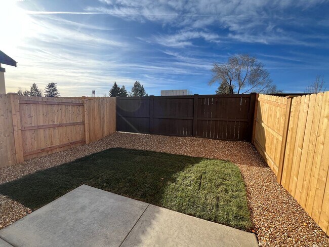 Building Photo - Mountain Views! 3 Bed/2.5 Bath Duplex with Fully Fenced Backyard - Golden Market Lane