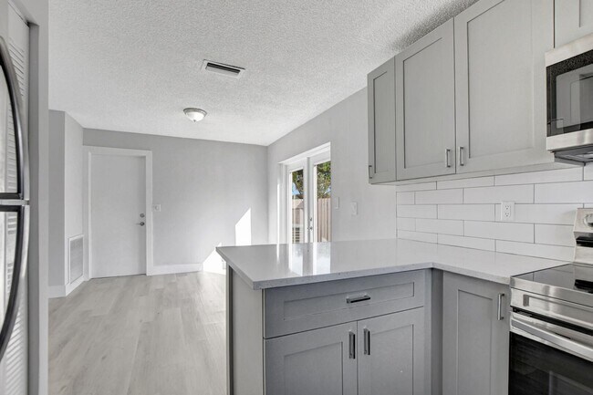 Building Photo - 9632 Saddlebrook Dr