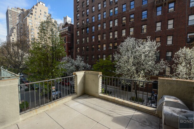 Building Photo - 151 E 71st St