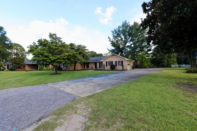 Building Photo - 549 Pringle Dr