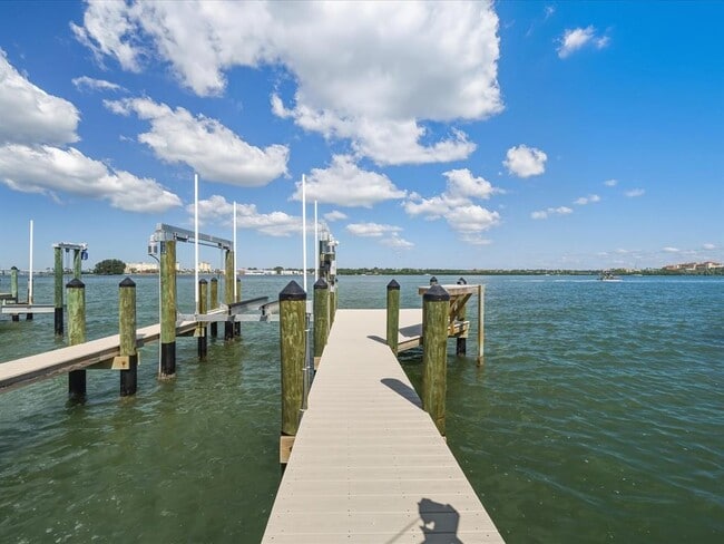 Building Photo - 828 Bay Point Dr