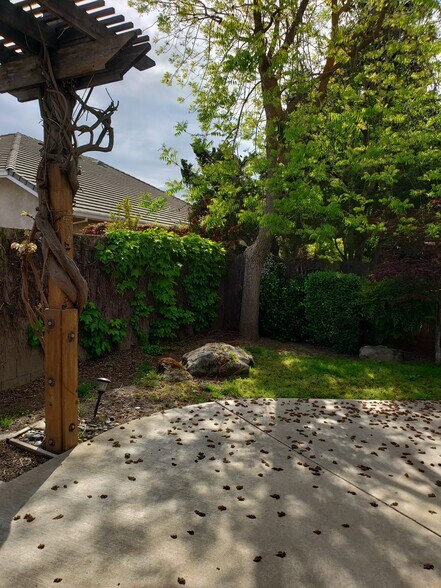 Building Photo - 2054 Pinehurst Ct